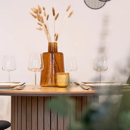 Benville - Grosser Garten - Modern -wlan